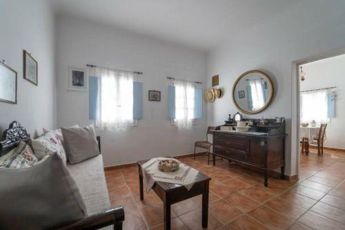 Villa Lodras' House, Genuine Santorini Experience