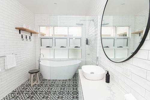 Benview Cottage, 3 Large Living Areas, Sleeps 8, Cbd