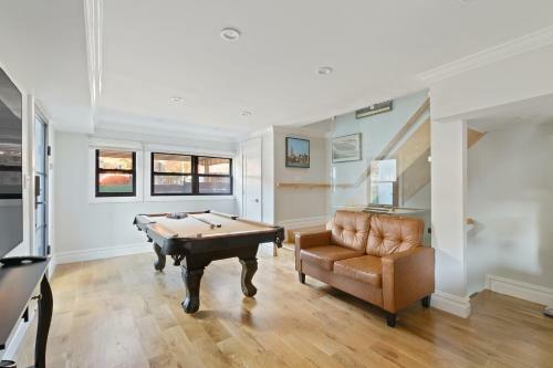 Secluded Williamsburg House With Gym And Pooltable
