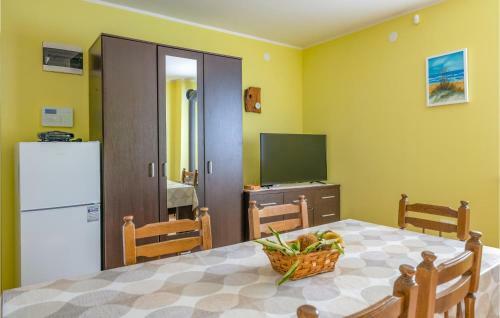 Awesome Home In Brescic With 2 Bedrooms