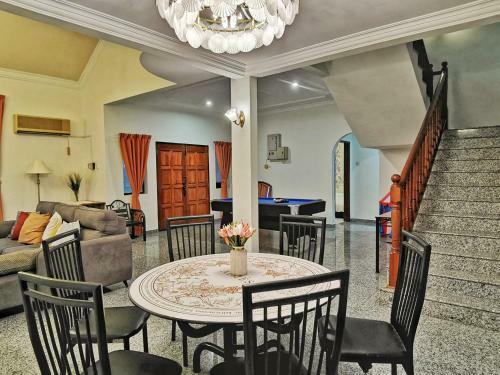 Yussy Afamosa Bungalow 228, 313