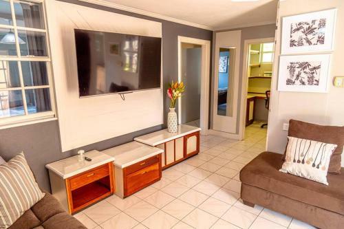 Attractive 4 Br House, 3 Min Walk To Reduit Beach