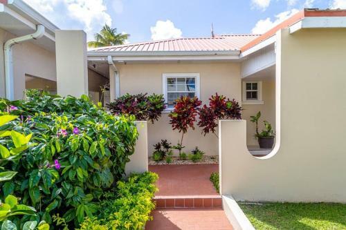 Attractive 4 Br House, 3 Min Walk To Reduit Beach