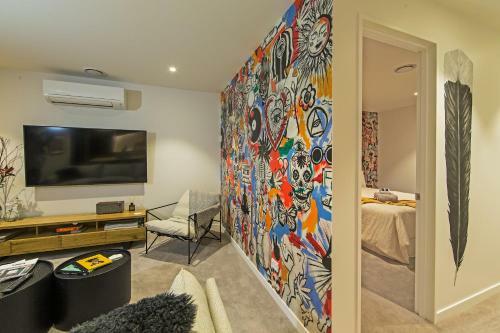 Funk In The City - Luxury Laneway Apartment
