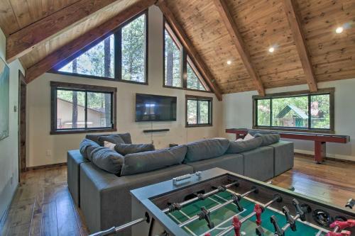 Spacious Pinetop Cabin With Deck, Grill And Yard!