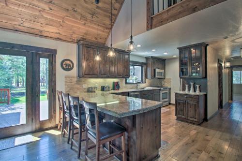 Spacious Pinetop Cabin With Deck, Grill And Yard!