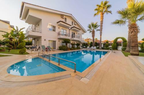 Central Villa With Garden And Pool In Kemer