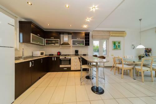 Central Villa With Garden And Pool In Kemer