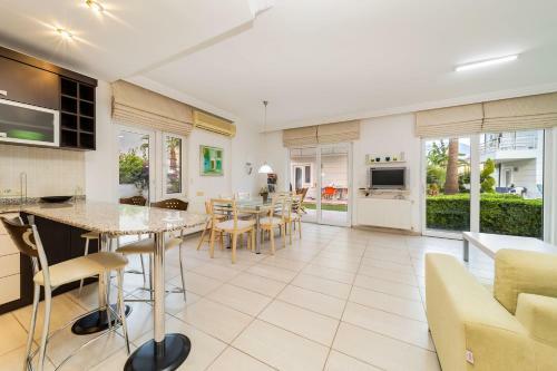 Central Villa With Garden And Pool In Kemer