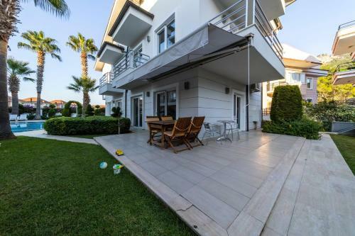 Central Villa With Garden And Pool In Kemer