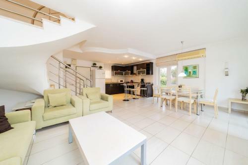Central Villa With Garden And Pool In Kemer