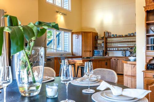 Okahu House - Surfdale Holiday Home