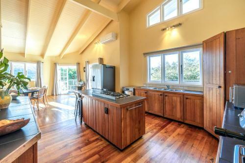 Okahu House - Surfdale Holiday Home