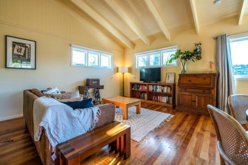 Okahu House - Surfdale Holiday Home