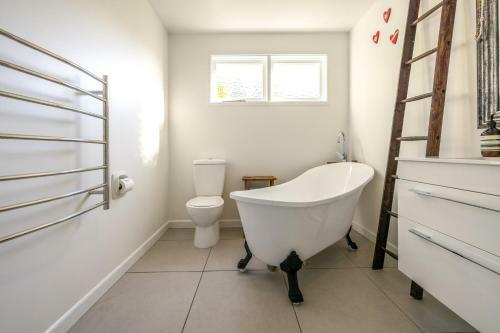 Okahu House - Surfdale Holiday Home