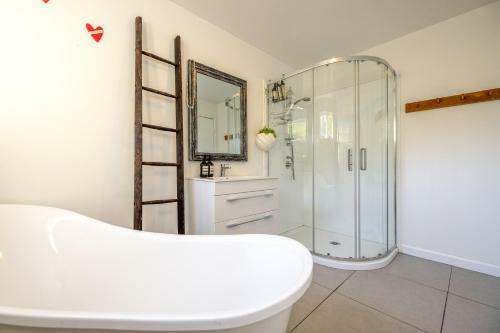 Okahu House - Surfdale Holiday Home
