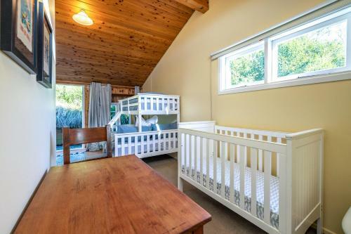 Okahu House - Surfdale Holiday Home