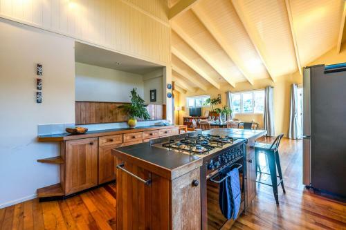 Okahu House - Surfdale Holiday Home