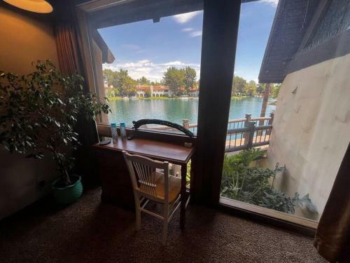 Cozy Waterfront Cabin -pool, Wifi, Gym, Parking-