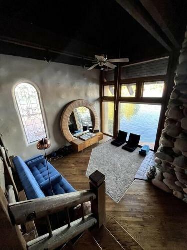 Cozy Waterfront Cabin -pool, Wifi, Gym, Parking-