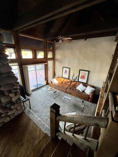 Cozy Waterfront Cabin -pool, Wifi, Gym, Parking-
