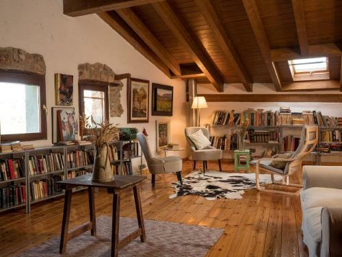 Majestic Holiday Home In Benabarre With Balcony