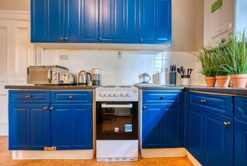 Lovely 2 Bedroom Apartment - Sleeps 9