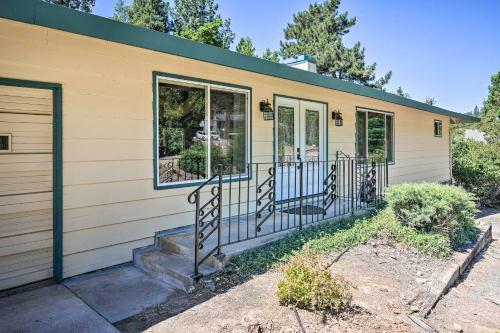 Spacious Golf Course Cabin With Pond Fishing!