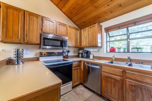 #562- Mountain Views, Steps To Shuttle And Golf Course, 3br 3ba Condo