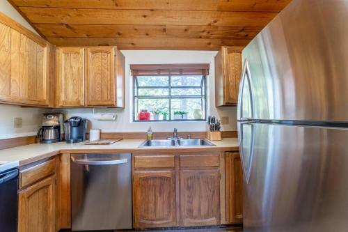 #562- Mountain Views, Steps To Shuttle And Golf Course, 3br 3ba Condo
