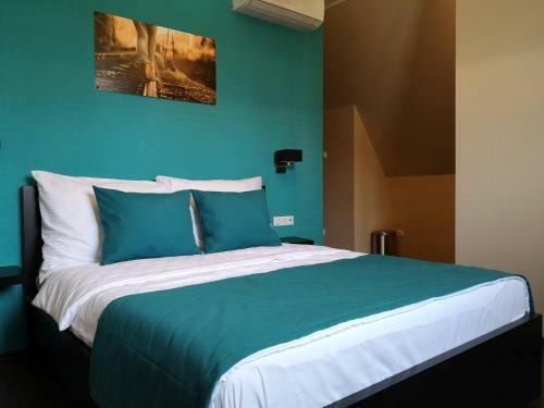 Parton Hotel & Bowling