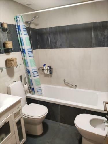 Apartamento Piso Con Terraza, Garaje Cerca De La Playa Rodeira