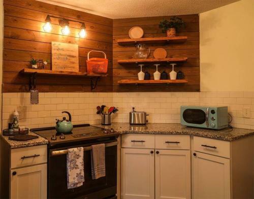 Pool House, Short Drive To Beach, Grill, Smart Tv