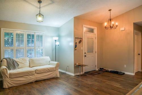 Pool House, Short Drive To Beach, Grill, Smart Tv