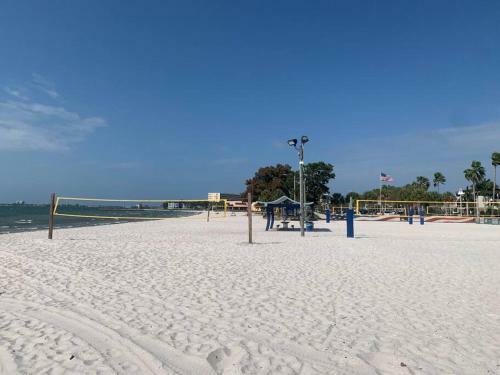 Beachy 3b/2ba Getaway! Minutes To Beaches/downtown