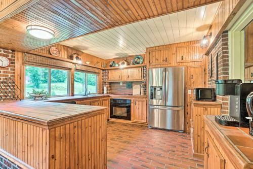 Serene Misty Vale Home With Game Room, Grill!