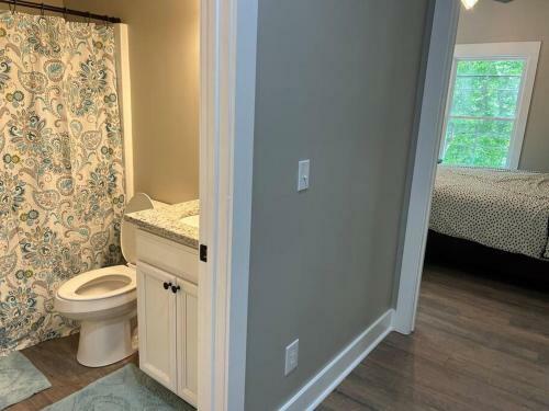 New Riverfront 3 Bedroom Cabin Near Jackson Lake