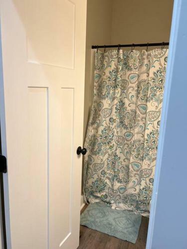 New Riverfront 3 Bedroom Cabin Near Jackson Lake