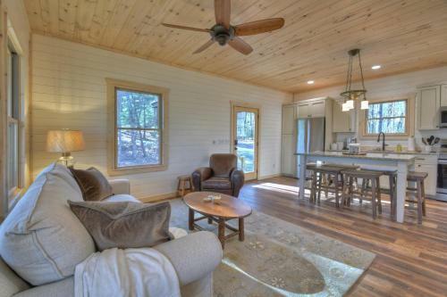 Hoot Owl Cottage - Hot Tub!