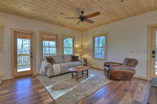 Hoot Owl Cottage - Hot Tub!