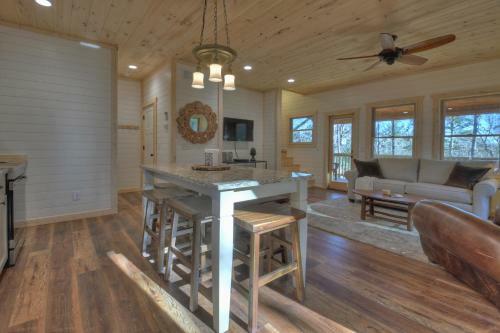 Hoot Owl Cottage - Hot Tub!