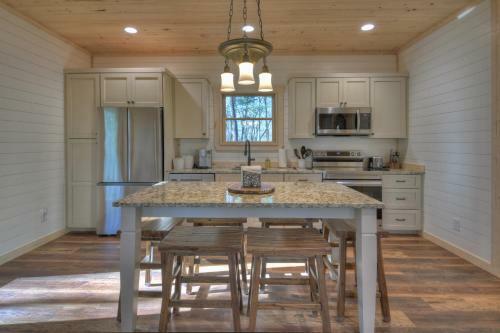 Hoot Owl Cottage - Hot Tub!