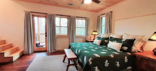 Hoot Owl Cottage - Hot Tub!