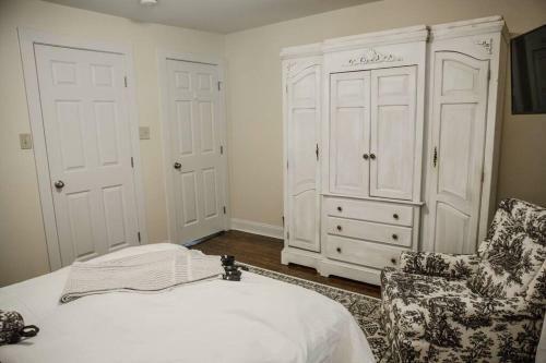 Forsyth Park 2 Miles Away Contemporary Retreat!