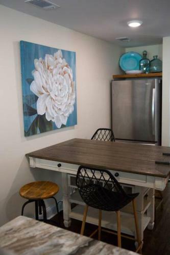 Forsyth Park 2 Miles Away Contemporary Retreat!