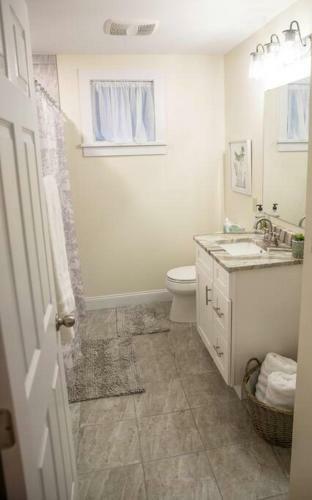 Forsyth Park 2 Miles Away Contemporary Retreat!