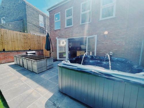 Stunning 8-bed House With Sea & Beach Views