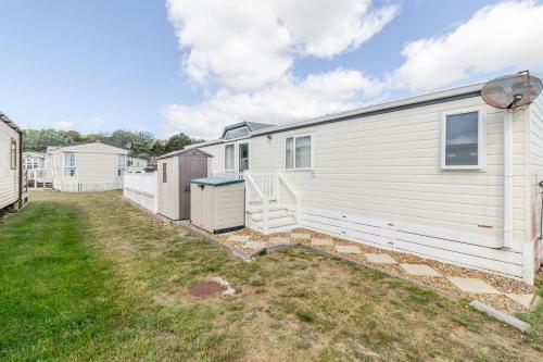 Beautiful, Pet Friendly Caravan By The Beach In Suffolk Ref 40126nd
