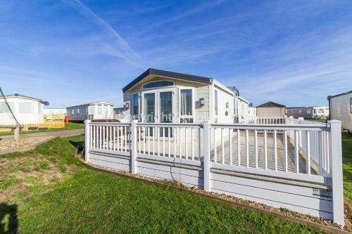 Beautiful, Pet Friendly Caravan By The Beach In Suffolk Ref 40126nd