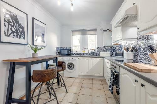 Abbey Villa - Stylish House - Central With Parking